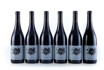 six bouteilles de vin sont alignées sur une surface blanche