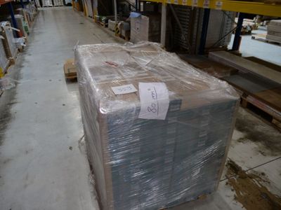une palette chargée de nombreux cartons dans un entrepôt
