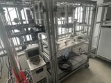 une image représentant une pièce avec tout un tas de machines