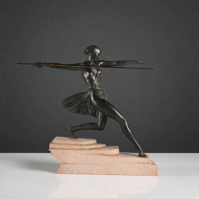 statue en bronze représentant une femme tenant une lance, posée sur un socle en marbre
