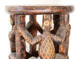une table en bois sur laquelle se trouve une tortue
