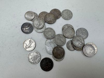 un tas d'argent et de pièces d'argent posés sur une table