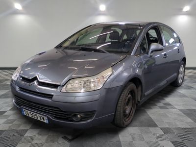 la photo d'une voiture garée dans un garage