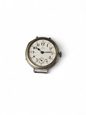une petite horloge en argent dont le cadran est orné de chiffres romains
