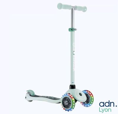une trottinette avec des roues sur fond blanc