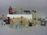 plusieurs types de flacons de parfum sur la table
