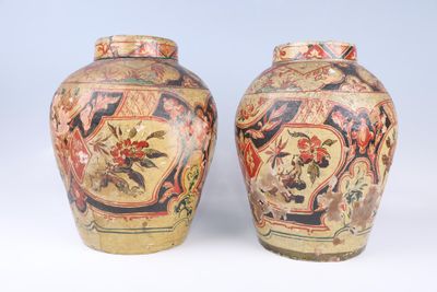deux vases posés côte à côte sur une surface blanche