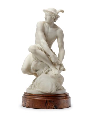 l'image d'une statue d'un homme assis sur un rocher