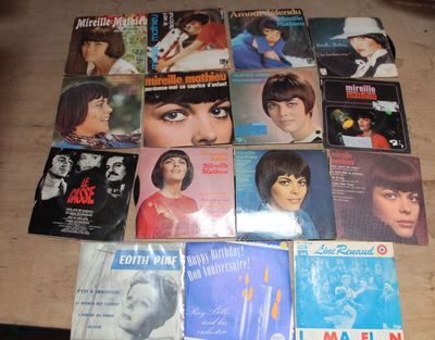 beaucoup de livres de musique sur la table