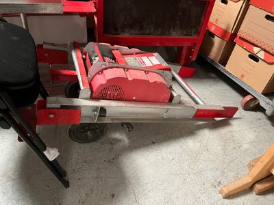 une machine rouge qui se trouve dans une pièce
