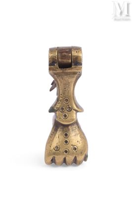 une image représentant une petite figurine en laiton sur fond blanc
