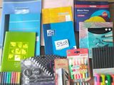 de nombreuses fournitures scolaires disposées sur une boîte en carton