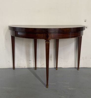 une table ovale en acajou, à deux pieds et au plateau incurvé