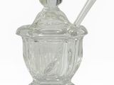 sucrier en verre transparent avec une cuillère à l'intérieur