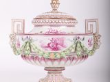 un grand vase rose et blanc muni d'un couvercle doré