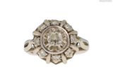 une image d'une bague en diamant sur fond blanc