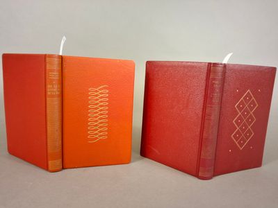 deux livres rouges posés l'un à côté de l'autre sur une table