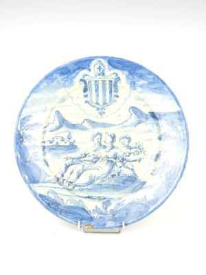 une assiette bleue et blanche sur laquelle est représenté un homme et une femme