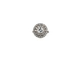 gros plan d'une bague en diamant sur fond blanc
