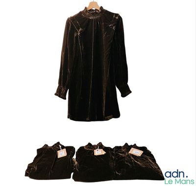 une chemise et un pantalon en velours noir suspendus à un cintre