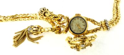 une photo d'un collier en or orné d'une montre et d'un pompon