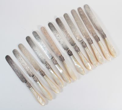 six couverts sont disposés en rangée sur une surface blanche