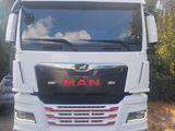 une photo d'un camion garé sur un parking
