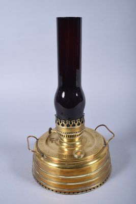 Lampe à pétrole en laiton à large base portant l'inscription…