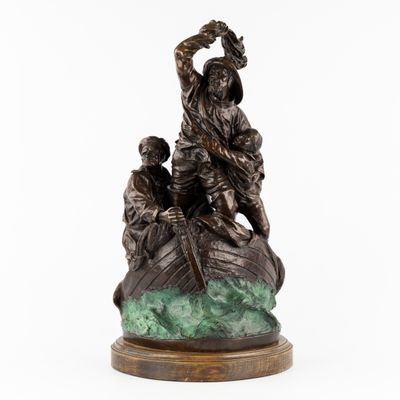 une statue en bronze représentant un homme dans un bateau, posée sur un socle en marbre vert