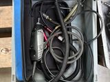 une boîte contenant tout un tas de fils