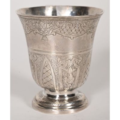 une image représentant une coupe en argent posée sur un socle et ornée d'un motif