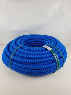 un tuyau bleu sur une surface blanche