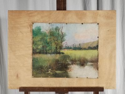 un tableau posé sur un chevalet, avec en arrière-plan un tableau représentant une rivière