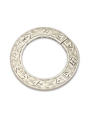 une bague en argent ornée de motifs géométriques