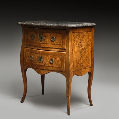 Petite commode d'entre-deux en bois, placage en frisage et l… - Photo 1