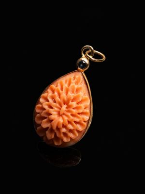 Pendentif en or jaune 750 millièmes serti d'une goutte de co…