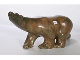sculpture en bronze représentant un ours polaire sur fond blanc