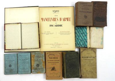 plusieurs vieux livres posés les uns sur les autres sur une surface blanche