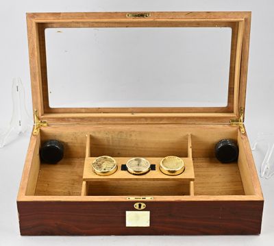 une boîte en bois contenant trois pièces d'or