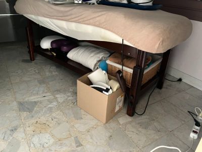 un lit dans lequel il y a plein de choses