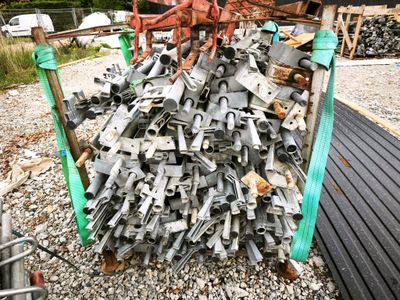 un gros tas de vieux objets métalliques par terre