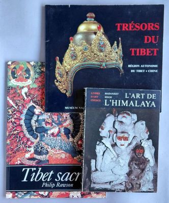 trois livres posés sur une table blanche, surmontés d'une couronne dorée