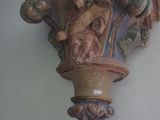 une photo d'un vase accrochée au mur au-dessus d'un tableau