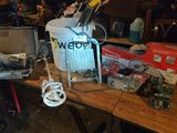 une table sur laquelle se trouvent plusieurs objets