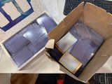une boîte en carton contenant un certain nombre d'objets