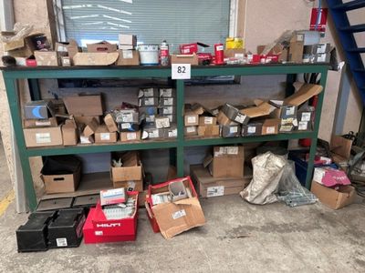 de nombreuses boîtes, les unes à côté des autres, sur une étagère dans un garage