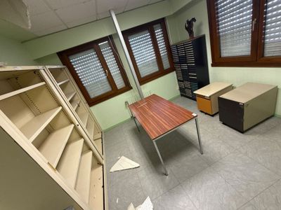 une photo d'une pièce avec un bureau et une bibliothèque