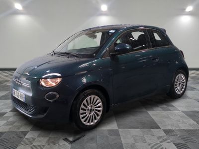 la petite voiture bleue est garée sur un carrelage à carreaux