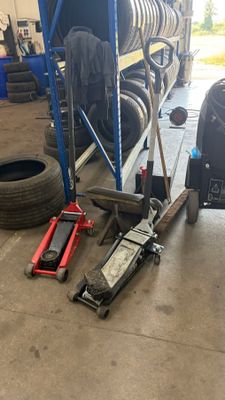 quelques pneus sont posés sur un support dans un garage