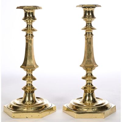 GRANDE PAIRE DE BOUGEOIRS en bronze doré à base hexagonale s… - Photo 1